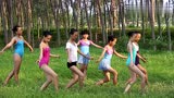 农村女孩在乡间跳舞，气质优雅脱俗，田埂上的芭蕾真的好美！