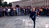 高手！俄罗斯9岁小女孩跳街舞，高超的舞技引众多路人围观