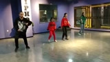孩子们课间都在努力练习街舞