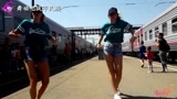 看入迷了！车站偶遇两个跳街舞的俄罗斯女孩，差点误了火车