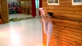 练芭蕾的小萝莉，练功房中的芭蕾女孩