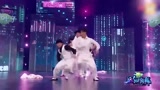 这！就是街舞：韩宇带领他的团队给大家献上他的爱，锁舞！