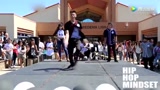 跳机械舞美女，校园内的一场街舞大赛