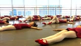芭蕾舞小演员舞蹈 勤踢腿