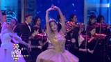 迪丽热巴在北影节开幕式跳芭蕾太惊艳，退场时不慎摔倒让人心疼
