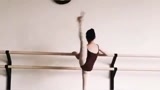 芭蕾舞的日常练习，小妹妹这大长腿真让人羡慕！