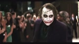 蝙蝠侠：小丑最疯狂的出场方式，希斯莱杰这演技，真是太抢眼了