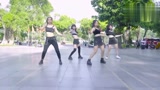 四个女生在广场上街舞教学视频