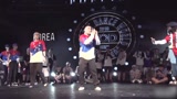 被嘲讽的韩国小哥哥在上场后表演震感机械舞，这节奏真的是没谁了