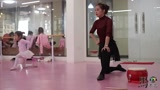 芭蕾舞教学：美女老师亲身示范，教学员练习压腿基本教程！