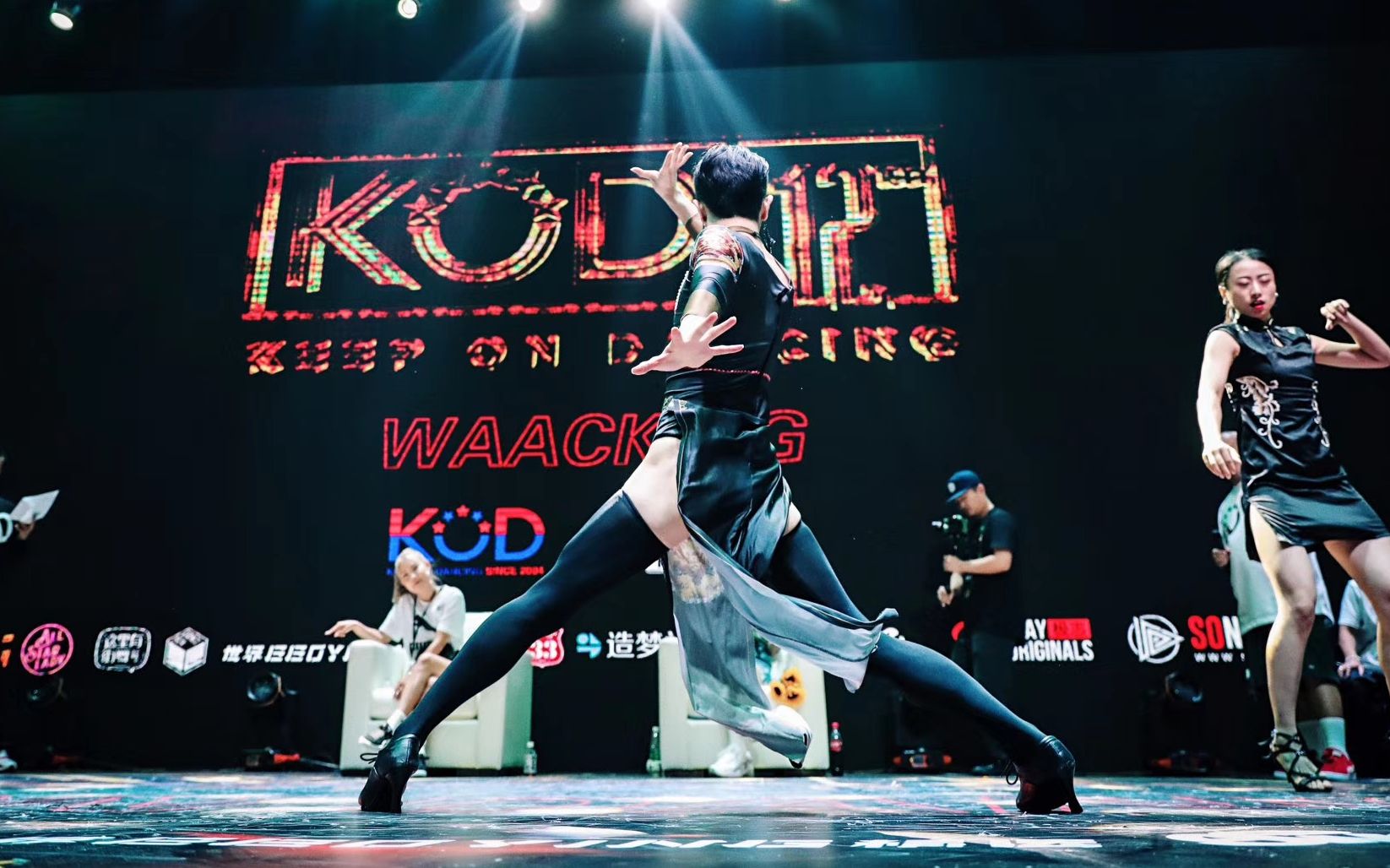 【KOD12】2019年继DJ MC最危险的职业诞生：摄像师  大杭 vs 小宝 - Waacking 半决赛_KOD12高光时刻