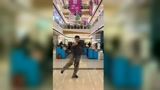 50岁大叔商场跳“霹雳舞”，这身段比蛇都灵活，真是高手在民间！