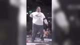 最近这个视频火了，5百斤胖子跳街舞现场掌声雷鸣