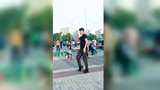50岁大叔街头跳霹雳舞，这步伐可真灵活，不得不说高手在民间！